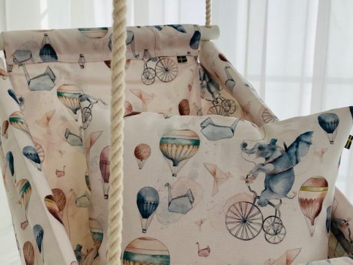 Babygunga Cirkus med cyklande elefanter, origami-svanar och vackra luftballonger som flyger runt